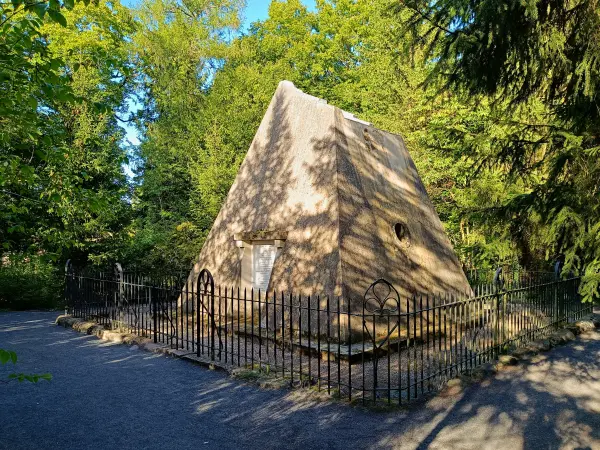 202508110-40 - Grabpyramide im Schlosspark Rheinsberg, Ruppiner Seenland, Brandenburg, Deutschland