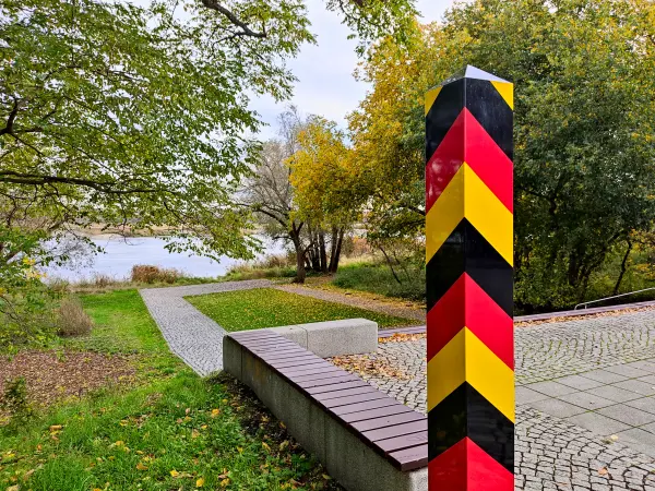 202311020-09 - Grenzpfahl auf Ziegenwerder in Frankfurt (Oder), Seenland Oder-Spree, Brandenburg, Deutschland