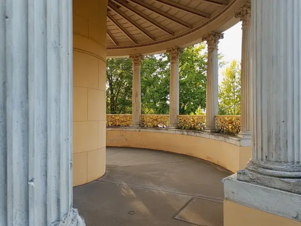 202609120-07 - Große Neugierde im Schlossgarten Glienicke, Berlin, Deutschland