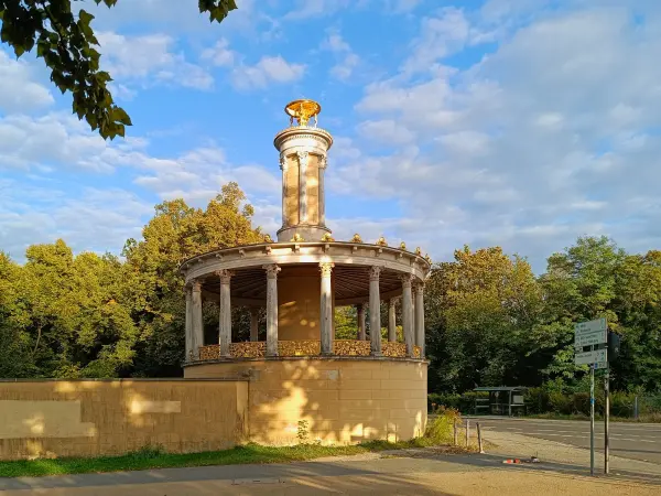 202609180-01 - Große Neugierde im Schlossgarten Glienicke, Berlin, Deutschland