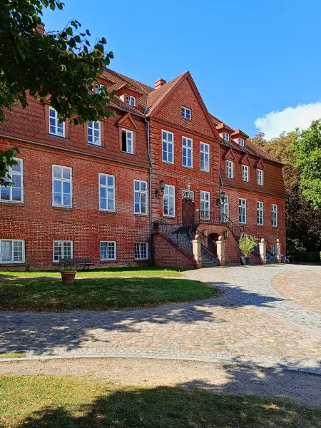 202508260-06 - Gutshaus in Alt Schwerin, Mecklenburgische Seenplatte, Mecklenburg-Vorpommern, Deutschland