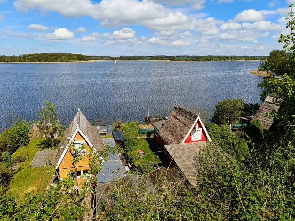 202605040-13 - Häuser am Großen Sternberger See in Sternberg, Mecklenburgische Seenplatte, Mecklenburg-Vorpommern, Deutschland