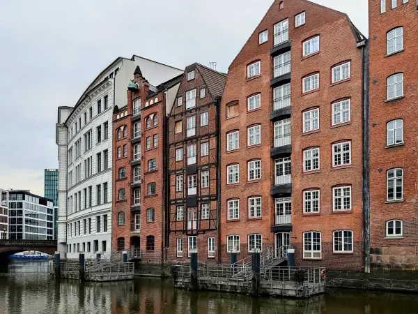 202308231-26 - Häuser am Nikolaifleet in der Altstadt, Hamburg, Deutschland