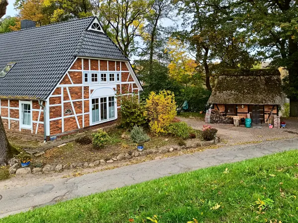 202410210-21 - Häuser an der Ilmenau-Luhe-Niederung bei Winsen (Luhe), Lüneburger Heide, Niedersachsen, Deutschland