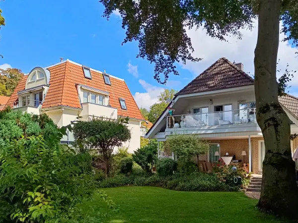 202508300-17 - Häuser an der Oberhavel in Konradshöhe, Berlin, Deutschland