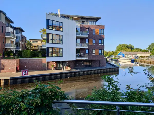 202308201-09 - Hafen in Buxtehude, Niedersachsen, Deutschland