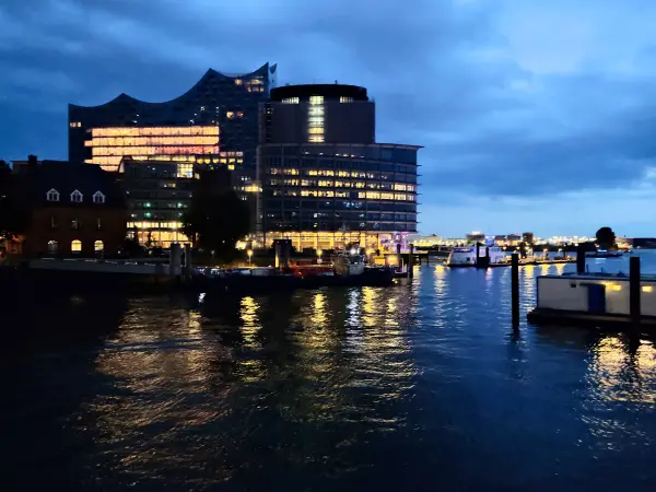 202308231-51 - HafenCity am Abend, Hamburg, Deutschland