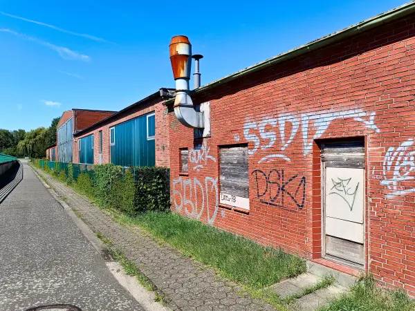 202408120-33 - Hallen am Steendiekkanal in Finkenwerder, Hamburg, Deutschland