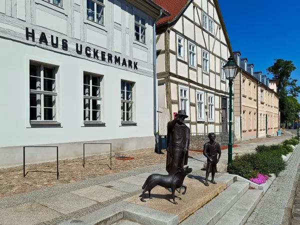 202605090-04 - Haus Uckermark und Ehm-Welk-Denkmal in Angermünde, Uckermark, Brandenburg, Deutschland