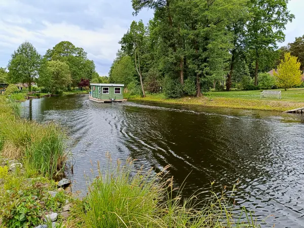 202505170-10 - Hausboot auf dem Storkower Kanal bei Kummersdorf, Seenland Oder-Spree, Brandenburg, Deutschland