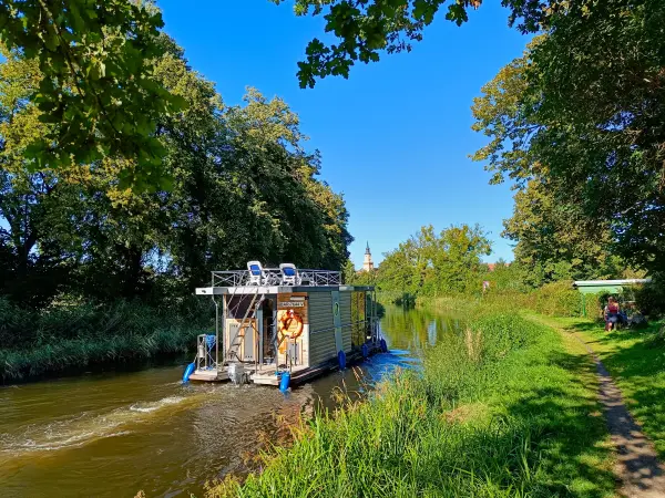 202508160-32 - Hausboot auf dem Templiner Kanal bei Templin, Uckermark, Brandenburg, Deutschland