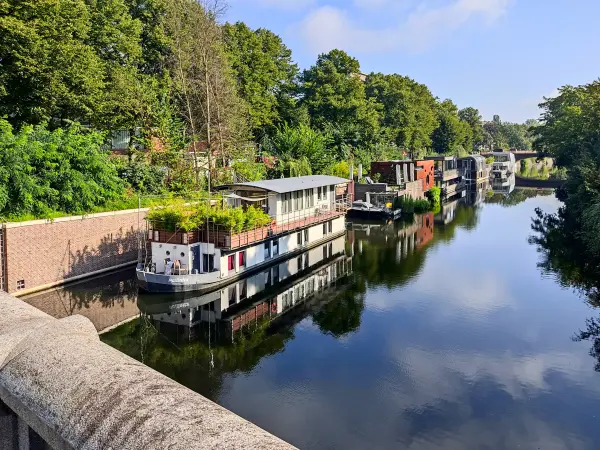 202308200-19 - Hausboote auf dem Eilbekkanal in Barmbek, Hamburg, Deutschland