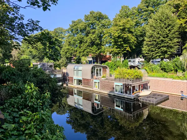 202308200-20 - Hausboote auf dem Eilbekkanal in Barmbek, Hamburg, Deutschland