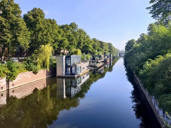 202308200-16 - Hausboote auf dem Eilbekkanal in Uhlenhorst, Hamburg, Deutschland