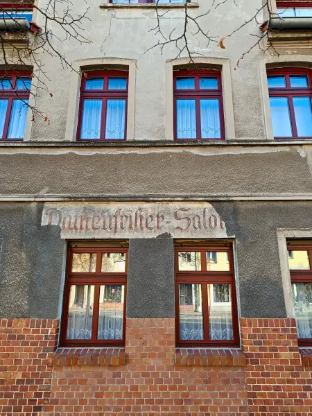 202512150-04 - Hausfassade in Doberlug-Kirchhain, Elbe-Elster-Land, Brandenburg, Deutschland