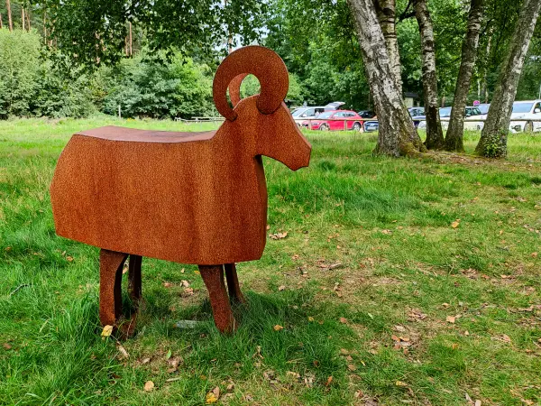 202308240-49 - Heidschnuckenskulptur am Büsenbachtal, Lüneburger Heide, Niedersachsen, Deutschland
