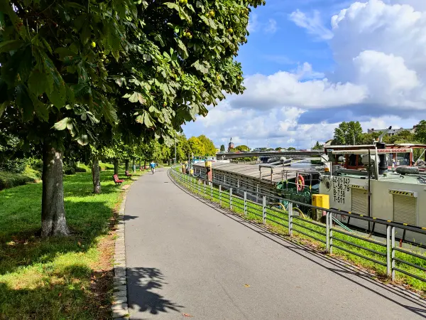 202309020-02 - Hermann-Oxfort-Promenade an der Havel in Spandau, Berlin, Deutschland