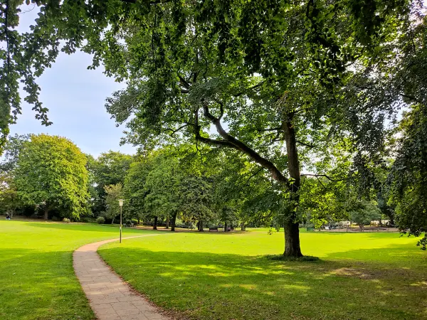 202309250-01 - Hessepark in Blankenese, Hamburg, Deutschland