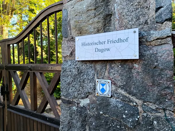202509010-08 - Historischer Friedhof »Metas Ruh« in Dagow, Ruppiner Seenland, Brandenburg, Deutschland