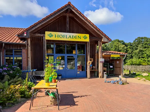 202308230-18 - Hofladen im Gut Wulfsdorf bei Ahrensburg, Schleswig-Holstein, Deutschland