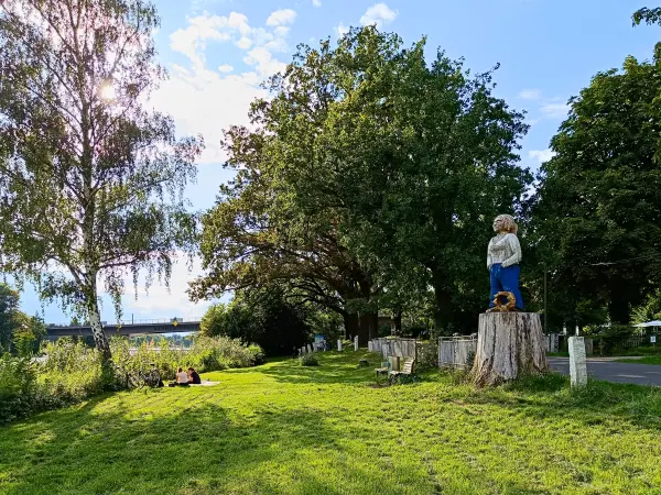 202507300-20 - Holzfigur »Felicitas Krone« in Geltow, Brandenburg, Deutschland