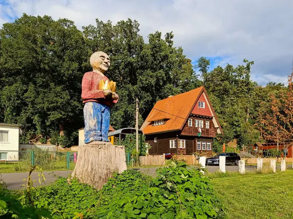 202507300-19 - Holzfigur »Felix Krone« in Geltow, Brandenburg, Deutschland