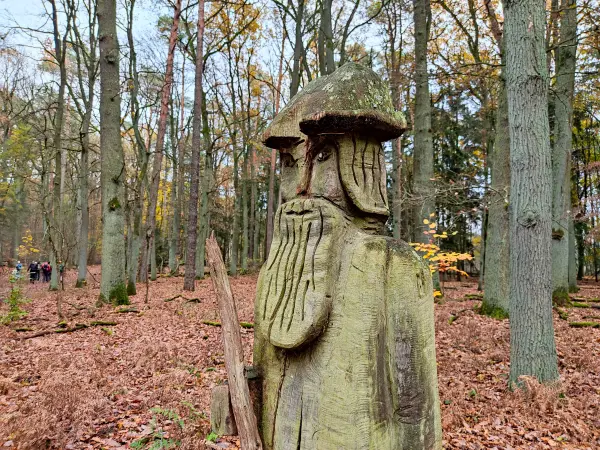 202311180-12 - Holzfigur im Spandauer Forst, Berlin, Deutschland