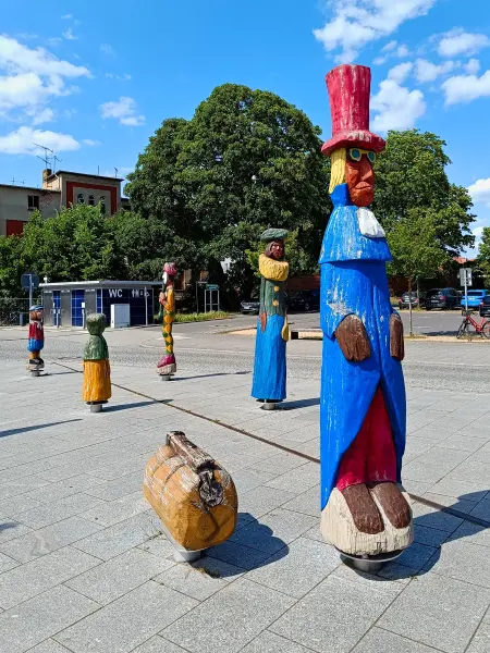 202506030-01 - Holzfiguren am Bahnhof von Neustrelitz, Mecklenburgische Seenplatte, Mecklenburg-Vorpommern, Deutschland