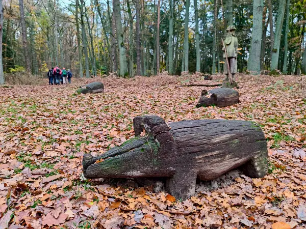 202311180-11 - Holzfiguren im Spandauer Forst, Berlin, Deutschland