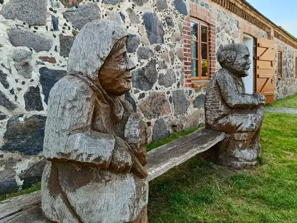 202508260-05 - Holzfiguren vor dem Agrar-Museum Agroneum in Alt Schwerin, Mecklenburgische Seenplatte, Mecklenburg-Vorpommern, Deutschland