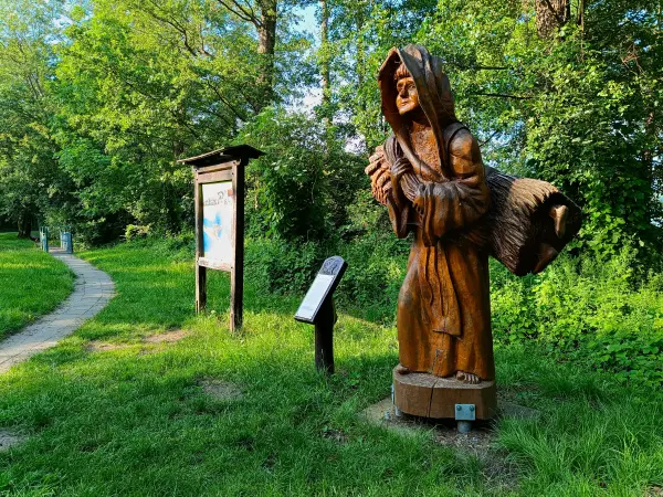 202506110-56 - Holzskulptur am Moderfitzsee bei Himmelpfort, Ruppiner Seenland, Brandenburg, Deutschland