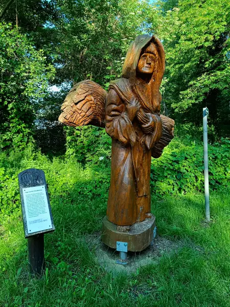 202506110-57 - Holzskulptur am Moderfitzsee bei Himmelpfort, Ruppiner Seenland, Brandenburg, Deutschland