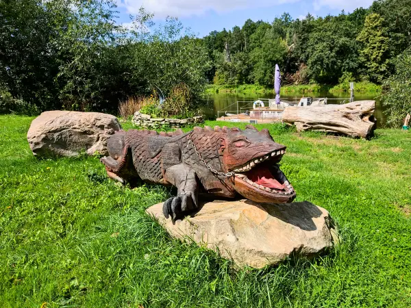 202308090-04 - Holzskulptur an der Saale bei Halle, Sachsen-Anhalt, Deutschland