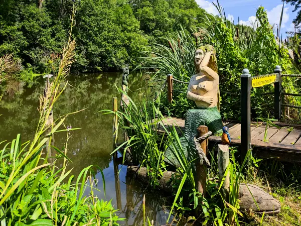 202308090-07 - Holzskulptur an der Saale bei Halle, Sachsen-Anhalt, Deutschland