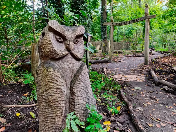 202310140-42 - Holzskulptur an der Waldschule Zehlendorf im Düppeler Forst, Berlin, Deutschland