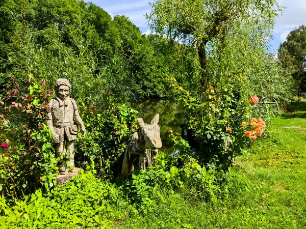 202308090-05 - Holzskulpturen an der Saale bei Halle, Sachsen-Anhalt, Deutschland