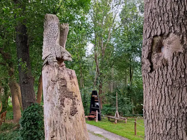 202310060-37 - Holzskulpturen in Raddusch, Spreewald, Brandenburg, DeutschandSpr