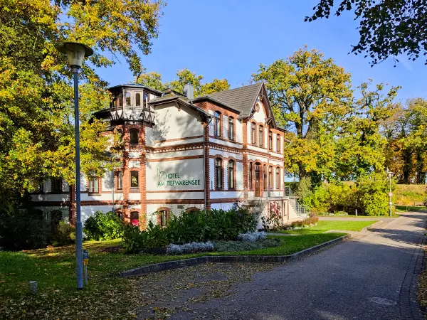 202310300-05 - Hotel am Tiefwarensee in Waren, Mecklenburgische Seenplatte, Mecklenburg-Vorpommern, Deutschland