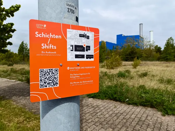 202404240-11 - Informationstafel am Kraftwerk von Wolfen, Anhalt-Dessau-Wittenberg, Sachsen-Anhalt, Deutschland
