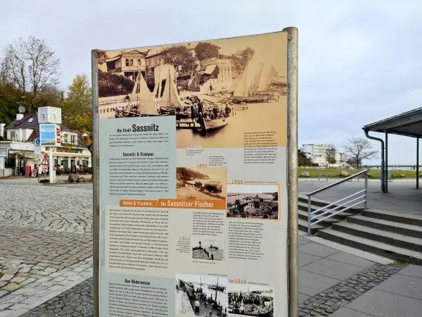 202311070-01 - Informationstafel im Hafen von Sassnitz, Rügen, Mecklenburg-Vorpommern, Deutschland