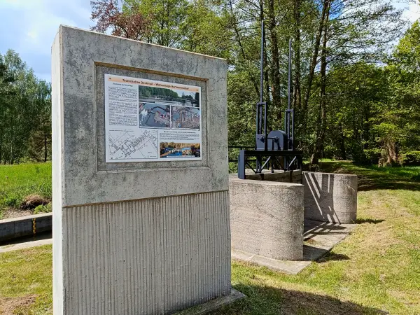 202605160-11 - Infotafel an der Wehranlage Hartmannsdorf, Spreewald, Brandenburg, Deutschland