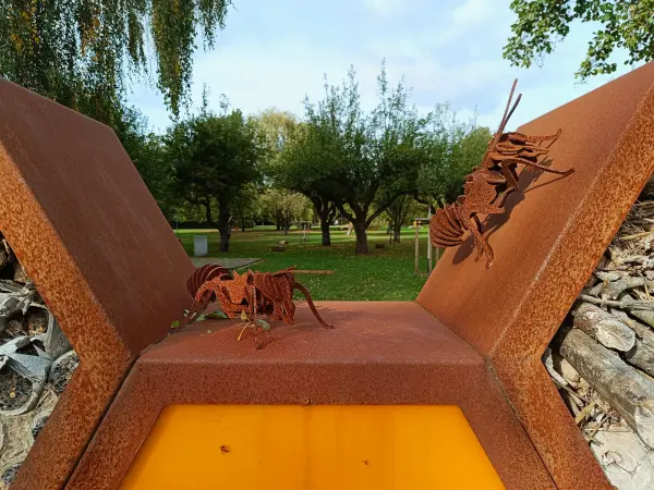 202610140-22 - Insektenhotel im Stadtpark Luckau, Brandenburg, Deutschland