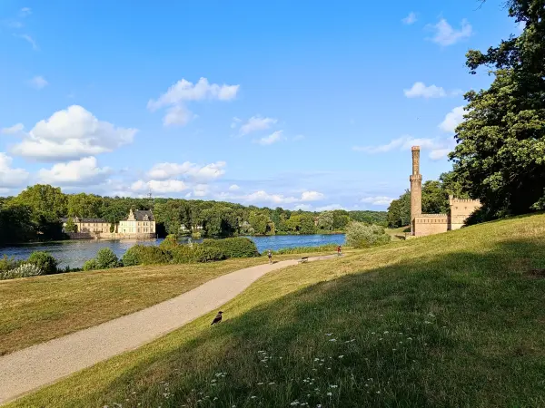 202507150-18 - Jagdschloss Glienicke und Maschinenhaus im Park Babelsberg, Potsdam, Brandenburg, Deutschland