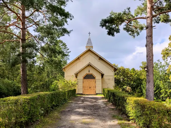 202309020-15 - Kapelle auf dem Friedhof Staaken in Spandau, Berlin, Deutschland