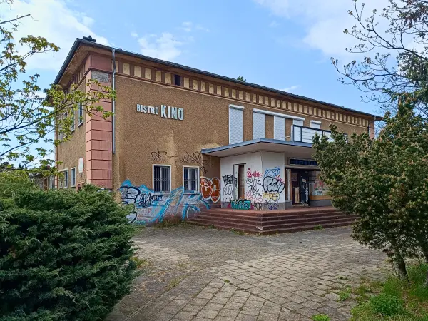202404240-40 - Kino in Wolfen, Anhalt-Dessau-Wittenberg, Sachsen-Anhalt, Deutschland