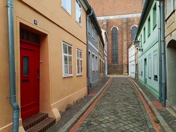 202610140-35 - Kirchstraße und Nikolaikirche in Luckau, Brandenburg, Deutschland