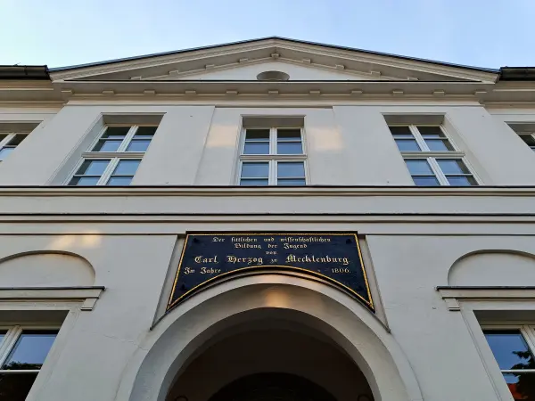202506030-46 - Klassizistisches Gebäude in Neustrelitz, Mecklenburgische Seenplatte, Mecklenburg-Vorpommern, Deutschland