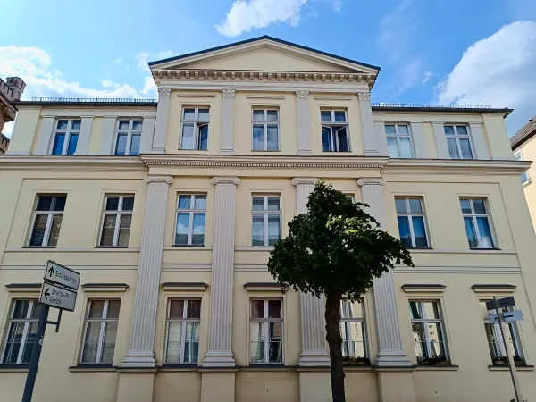 202506030-16 - Klassizistisches Haus in Neustrelitz, Mecklenburgische Seenplatte, Mecklenburg-Vorpommern, Deutschland