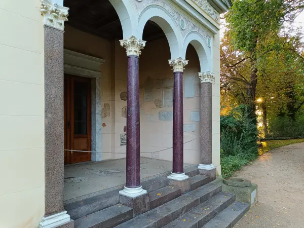 202609180-13 - Kleine Neugierde im Schlossgarten Glienicke, Berlin, Deutschland