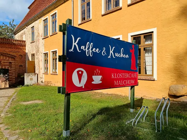 202509300-19 - Klostercafé in der Inselstadt Malchow, Mecklenburgische Seenplatte, Mecklenburg-Vorpommern, Deutschland